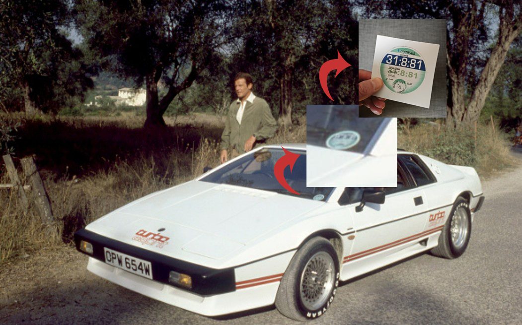 De road tax sticker op de voorruit van de Lotus Esprit, uitvergroot vanuit een filmframe