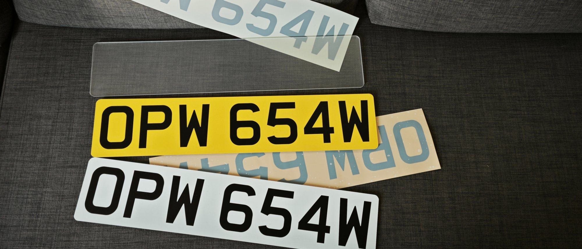 De voltooide voor- en achterkentekenplaten OPW 654W