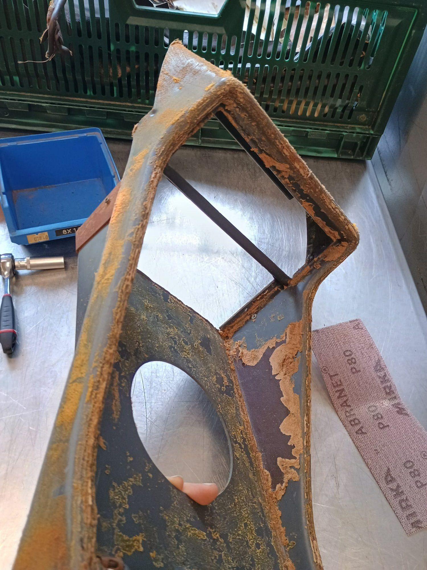 Metalen frame van het dashboardpaneel, gestript en geschuurd