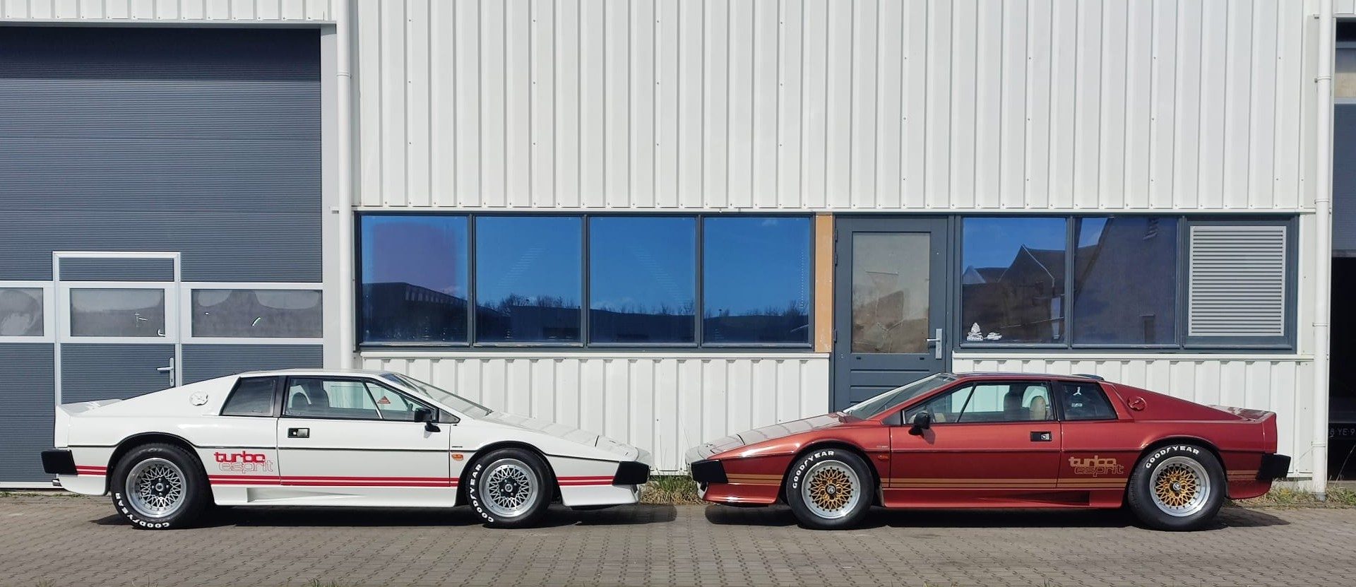 De koperkleurige Esprit van Bauke Kooistra naast mijn witte Esprit bij de werkplaats in Friesland