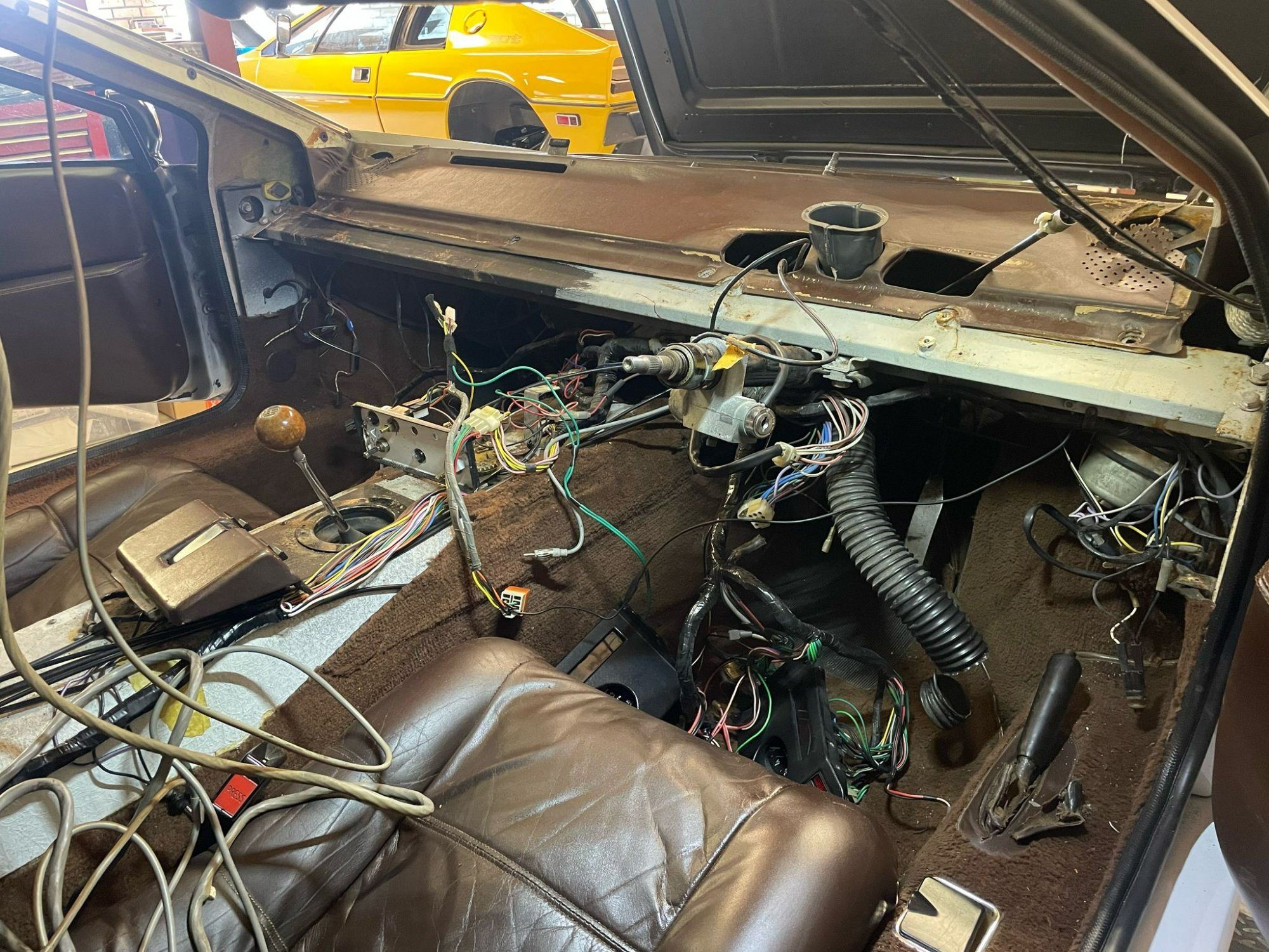 Interieur voor restauratie — overzicht